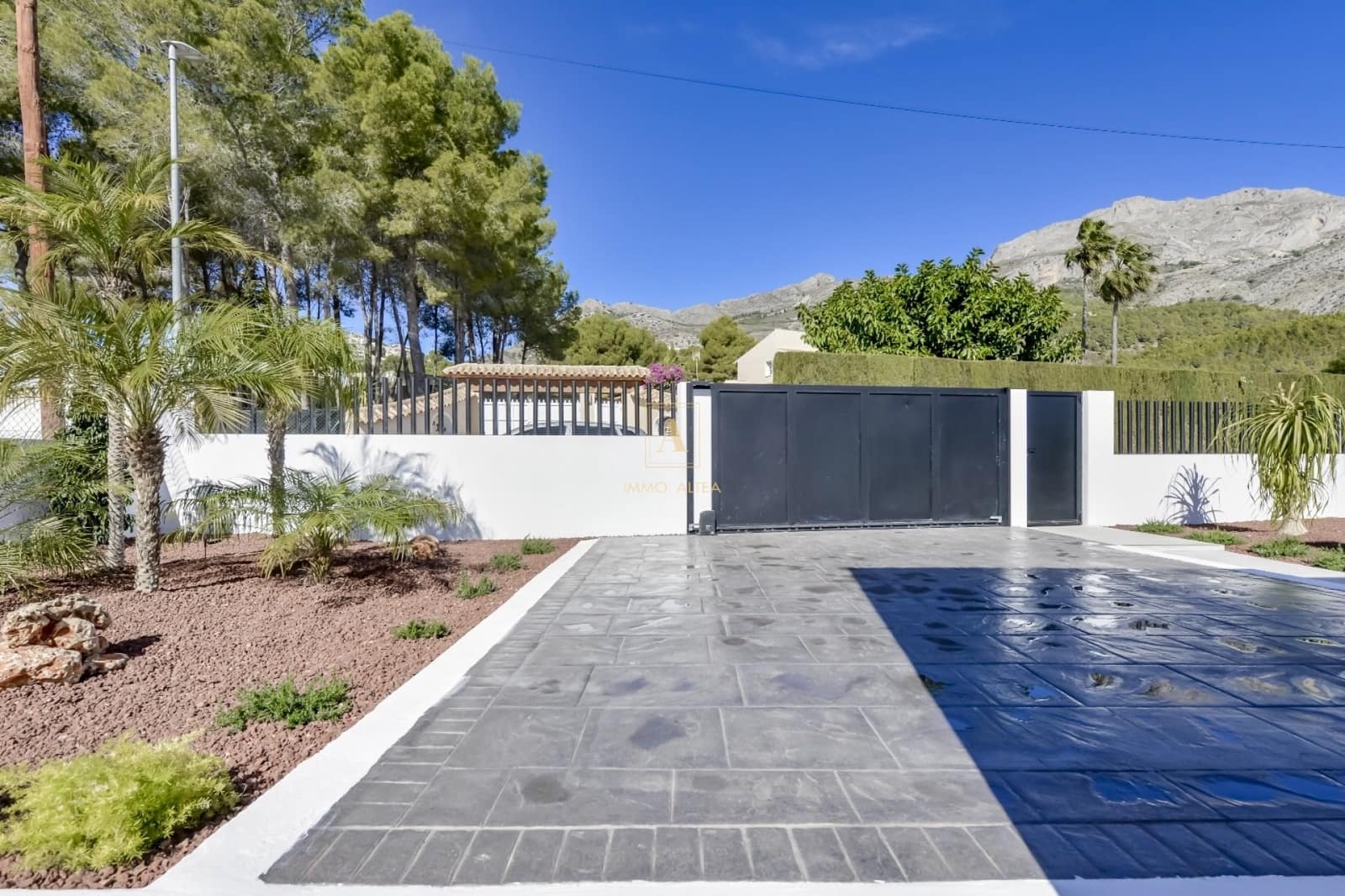 4 bedroom Villa for sale in Altea with pool garage - € 995,000 (Ref: 8244386)