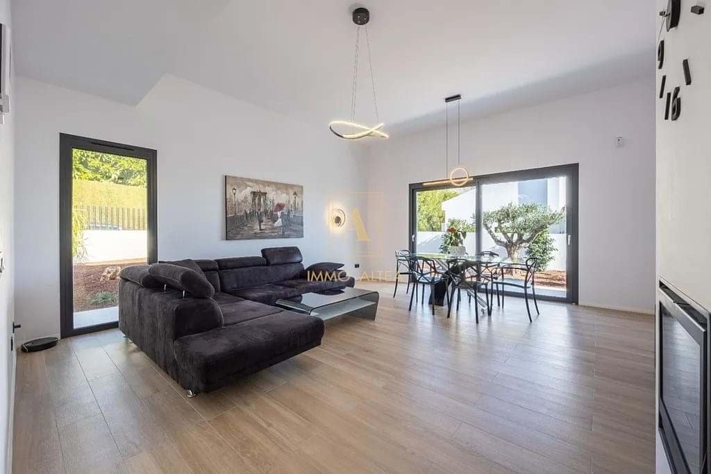 4 bedroom Villa for sale in Altea with pool garage - € 995,000 (Ref: 8244386)