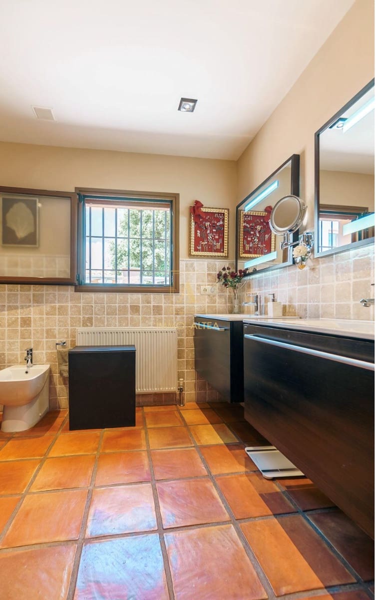 5 bedroom Villa for sale in La Nucia with pool garage - € 899,000 (Ref: 8532408)