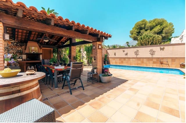 5 bedroom Villa for sale in La Nucia with pool garage - € 899,000 (Ref: 8532408)