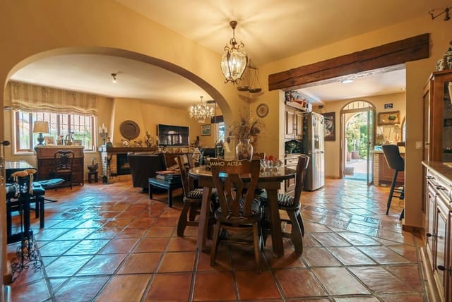 5 bedroom Villa for sale in La Nucia with pool garage - € 899,000 (Ref: 8532408)