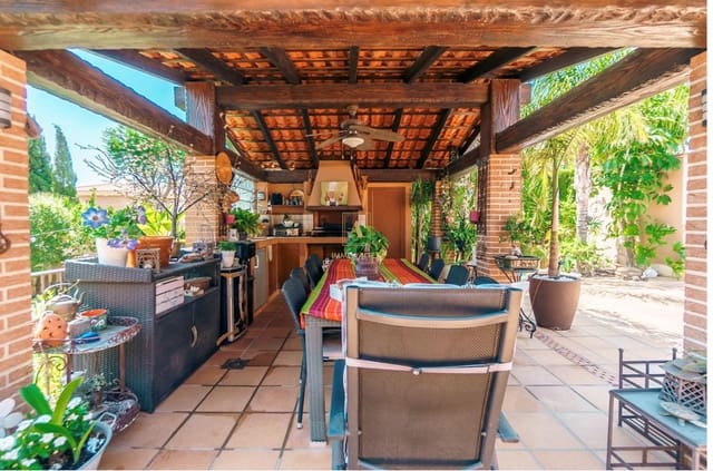 5 bedroom Villa for sale in La Nucia with pool garage - € 899,000 (Ref: 8532408)