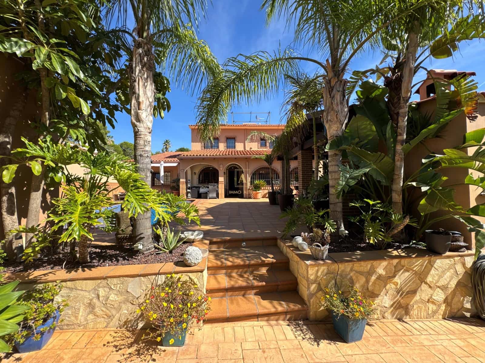 5 bedroom Villa for sale in La Nucia with pool garage - € 899,000 (Ref: 8532408)