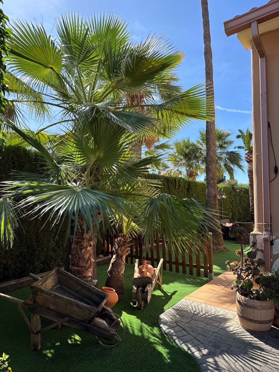 5 bedroom Villa for sale in La Nucia with pool garage - € 899,000 (Ref: 8532408)