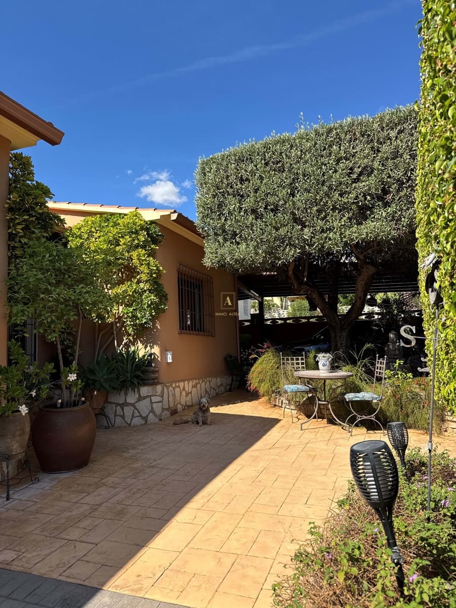 5 bedroom Villa for sale in La Nucia with pool garage - € 899,000 (Ref: 8532408)