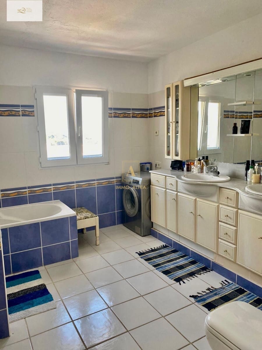 4 makuuhuone Omakotitalo myytävänä paikassa Alicante kaupunki mukana uima-altaan 
autotalli - 800 000 € (Ref: 9566835)