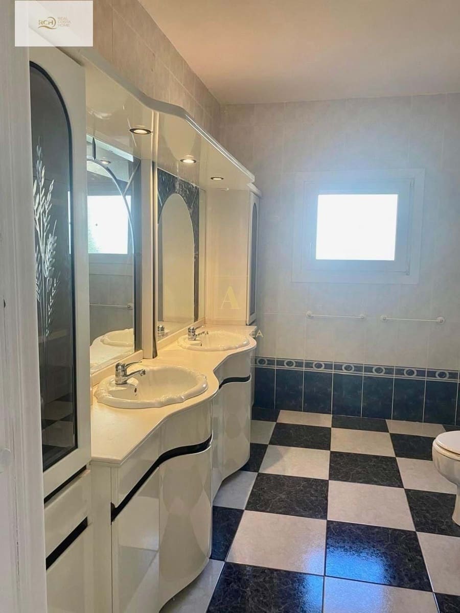 4 makuuhuone Omakotitalo myytävänä paikassa Alicante kaupunki mukana uima-altaan 
autotalli - 800 000 € (Ref: 9566835)