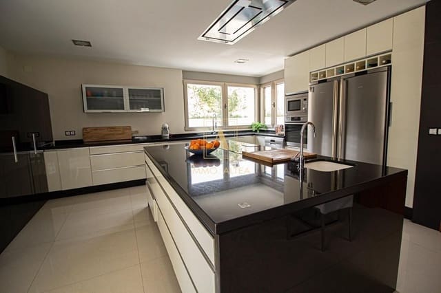 Chalet de 6 habitaciones en Alicante / Alacant ciudad en venta con piscina - 2.100.000 € (Ref: 9566840)