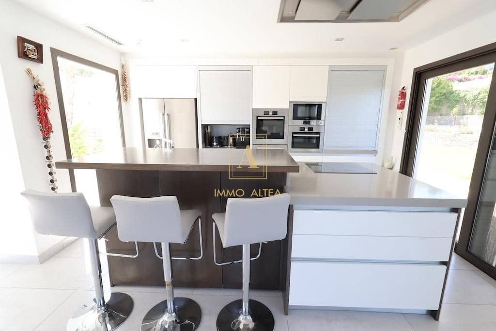 5 slaapkamer Villa te koop in Alicante stad met zwembad garage - € 2.499.000 (Ref: 9566845)