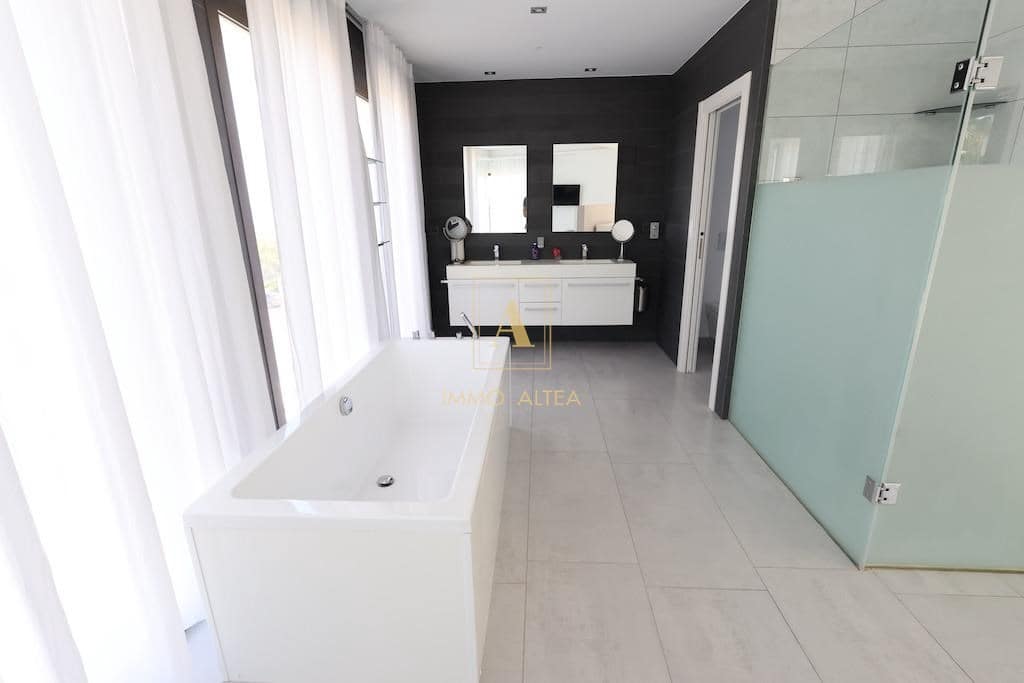 5 slaapkamer Villa te koop in Alicante stad met zwembad garage - € 2.499.000 (Ref: 9566845)