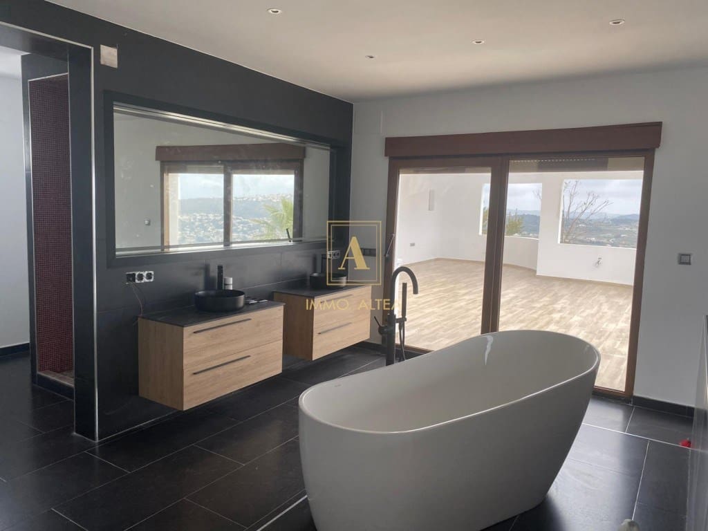 5 bedroom Villa for sale in Alicante / Alacant city with pool - € 1,450,000 (Ref: 9566850)