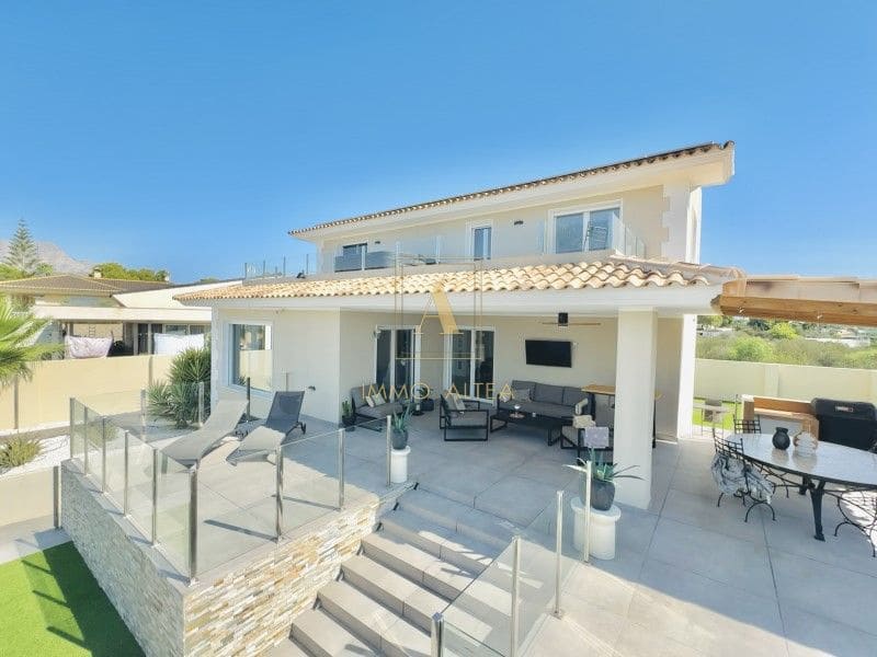 4 sypialnia Willa na sprzedaż w Miasto Alicante / Alacant z basenem garażem - 1 090 000 € (Ref: 9566852)