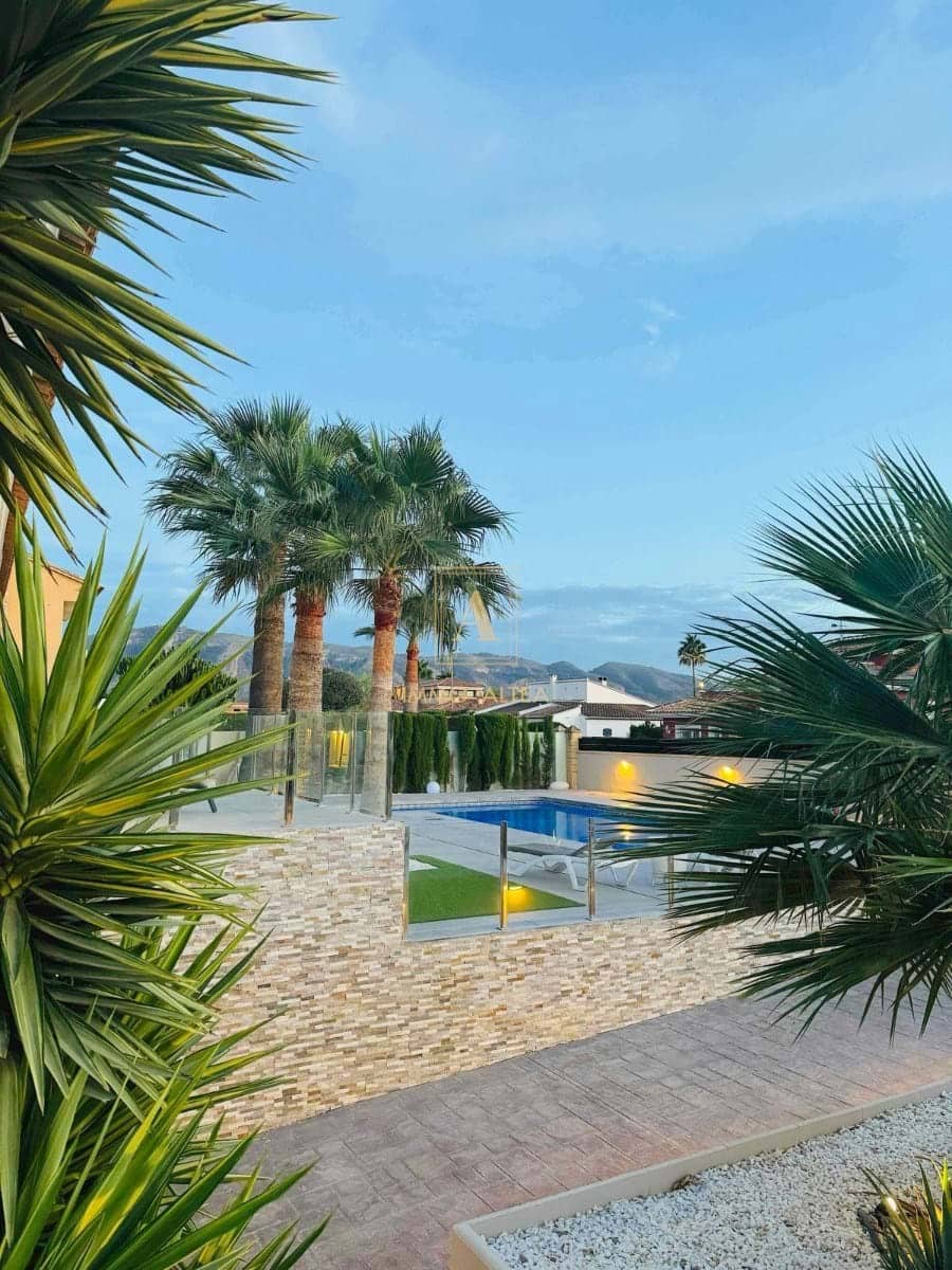 4 makuuhuone Huvila myytävänä paikassa Alicante kaupunki mukana uima-altaan 
autotalli - 1 195 000 € (Ref: 9566880)