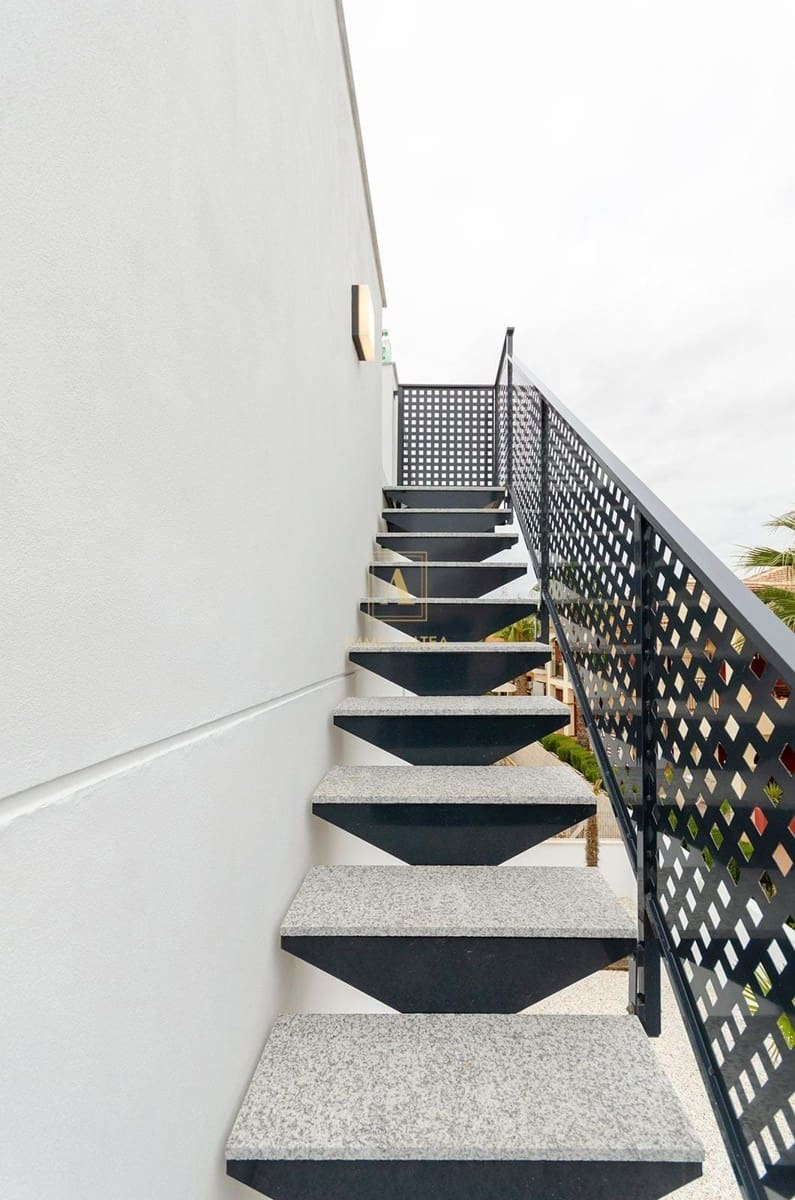 3 sypialnia Willa na sprzedaż w Torrevieja z basenem - 424 000 € (Ref: 9567129)