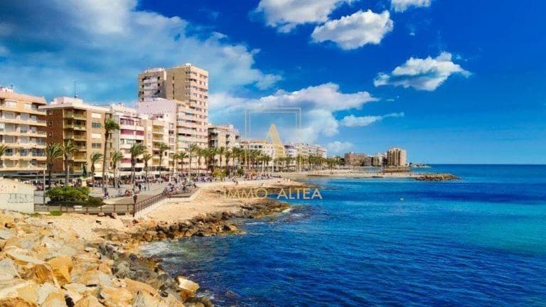3 sypialnia Apartament na sprzedaż w Torrevieja z basenem - 279 000 € (Ref: 9567330)