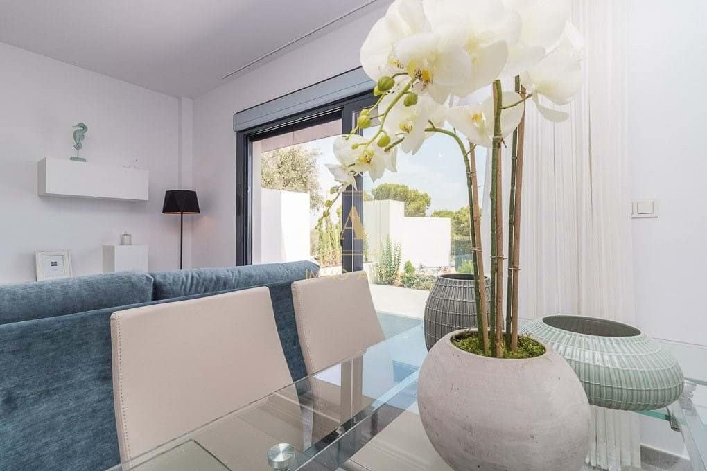 2 bedroom Villa for sale in Torrevieja with pool - € 340,000 (Ref: 9629582)