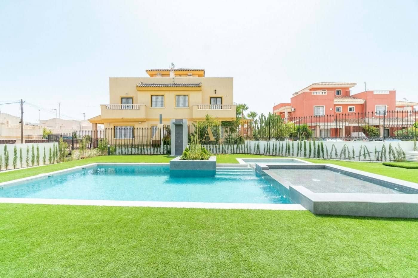 2 bedroom Villa for sale in Torrevieja with pool - € 340,000 (Ref: 9629582)