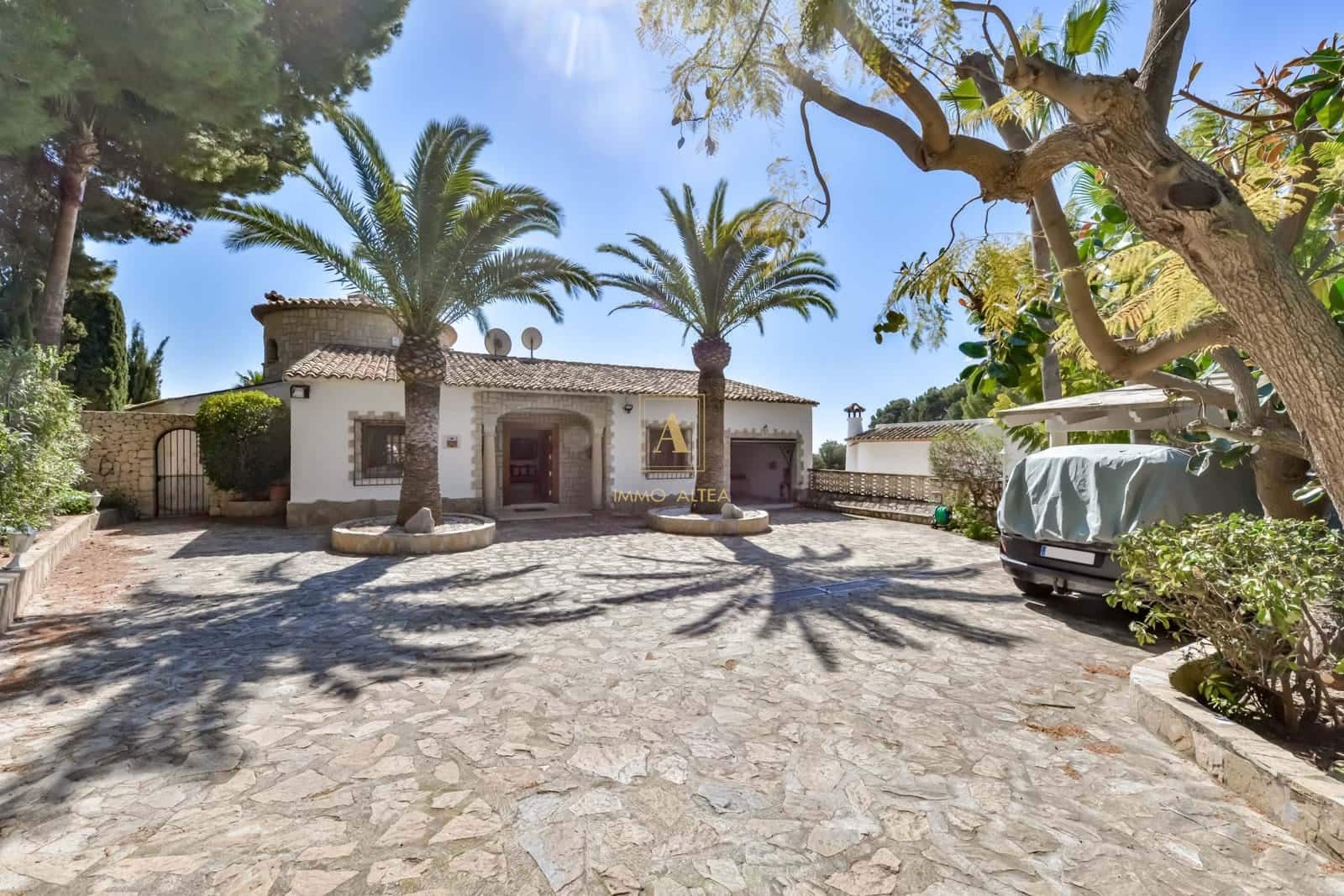 5 bedroom Villa for sale in Altea with pool garage - € 2,600,000 (Ref: 9719361)