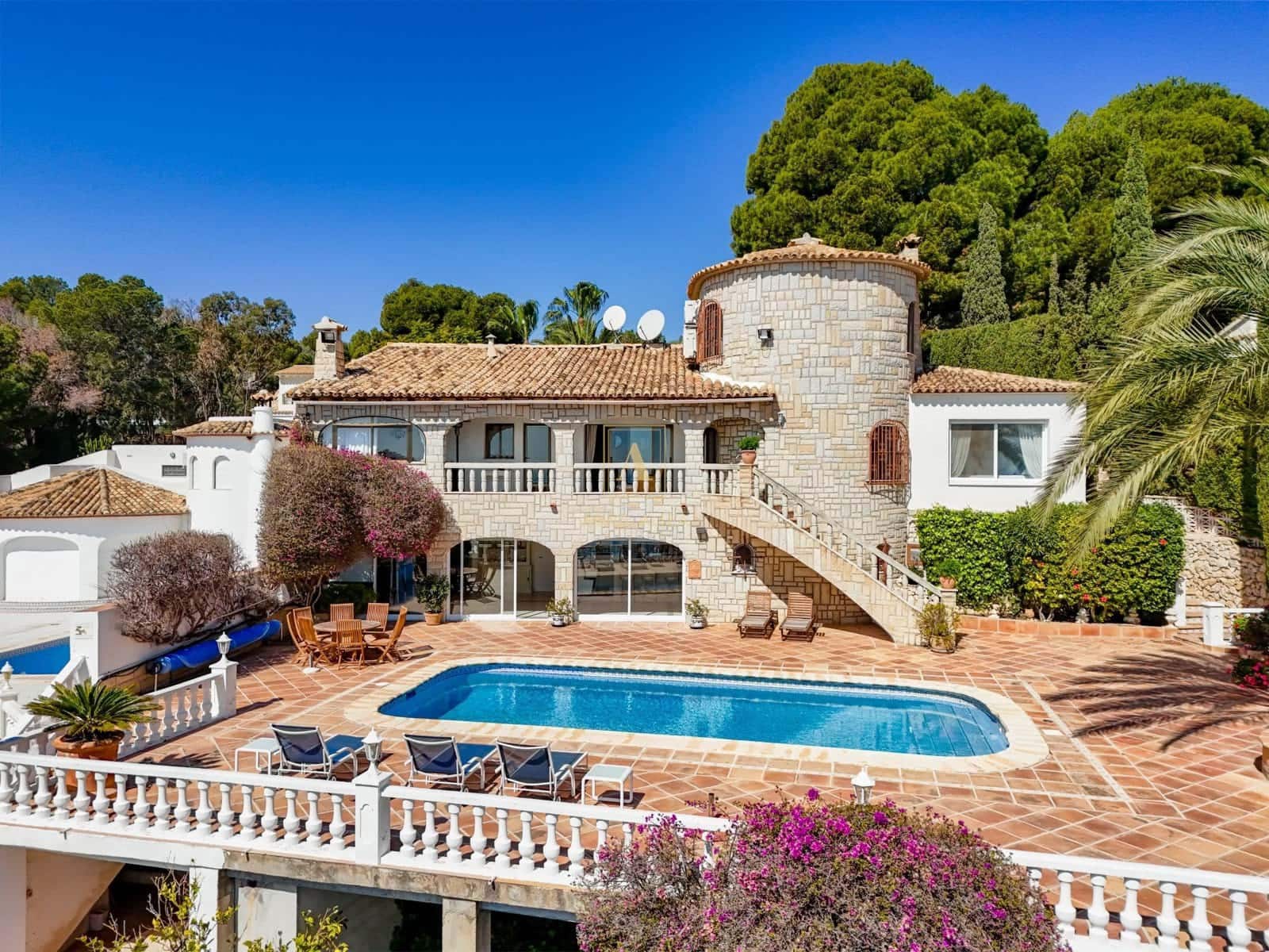 5 bedroom Villa for sale in Altea with pool garage - € 2,600,000 (Ref: 9719361)
