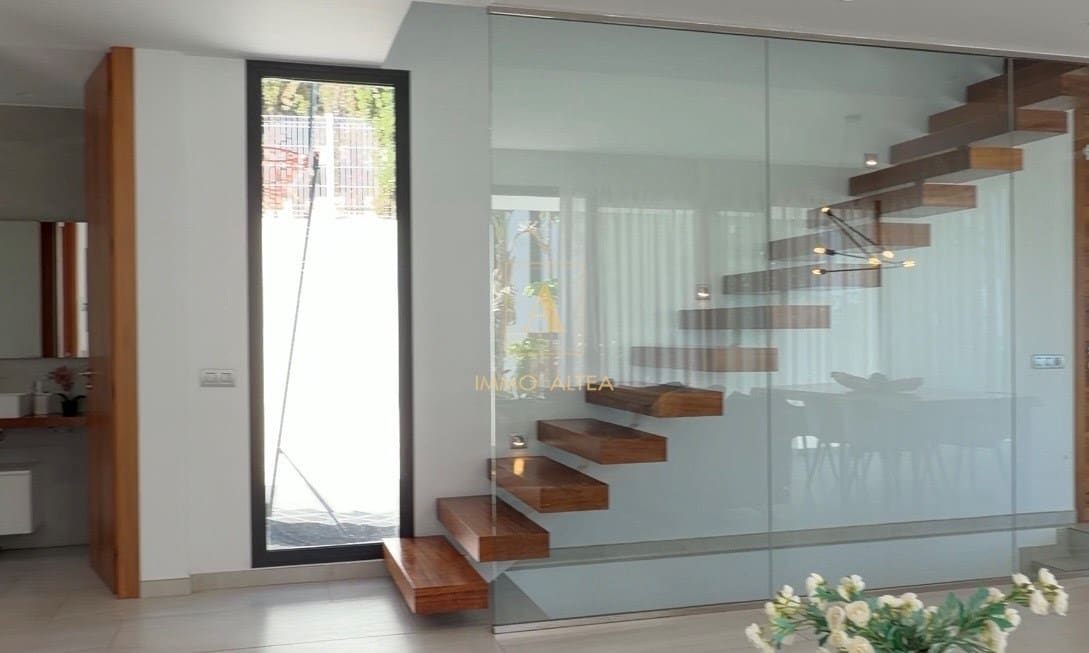 Chalet de 4 habitaciones en Alicante / Alacant ciudad en venta con piscina - 1.340.000 € (Ref: 9893674)