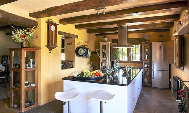 8 bedroom Guesthouse/B & B for sale in Montesa with pool garage - € 1,300,000 (Ref: 8424334)