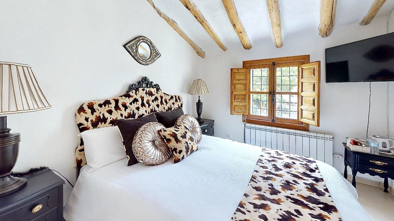 12 soveværelse Guesthouse/B & B til salg i Baza med swimmingpool garage - € 1.250.000 (Ref: 8633730)