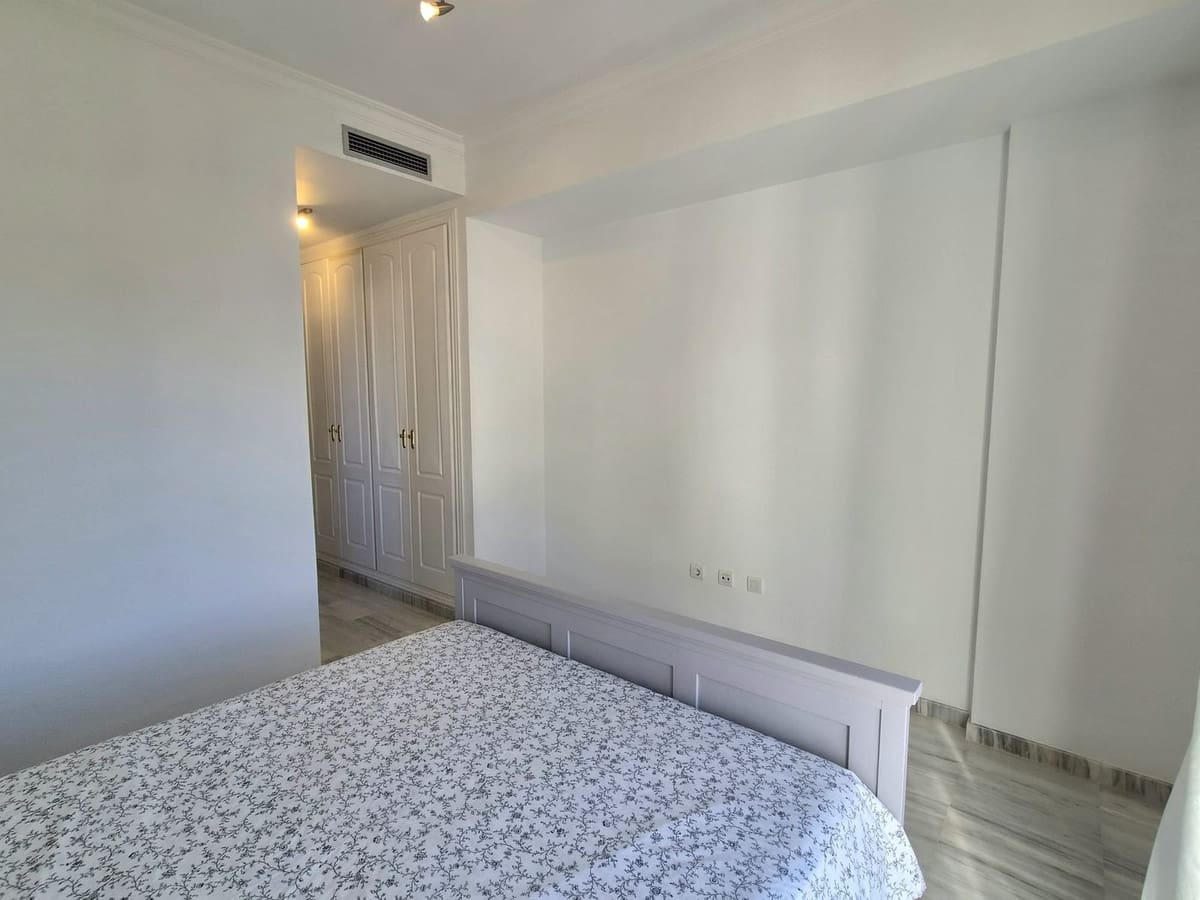 Apartamento de 2 habitaciones en Alhaurín Golf en alquiler con piscina garaje - 1.250 € (Ref: 10169319)