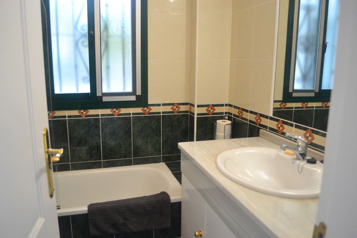 2 bedroom Apartment for holiday rental in Alhaurin Golf with pool garage - € 550 (Ref: 6703354)