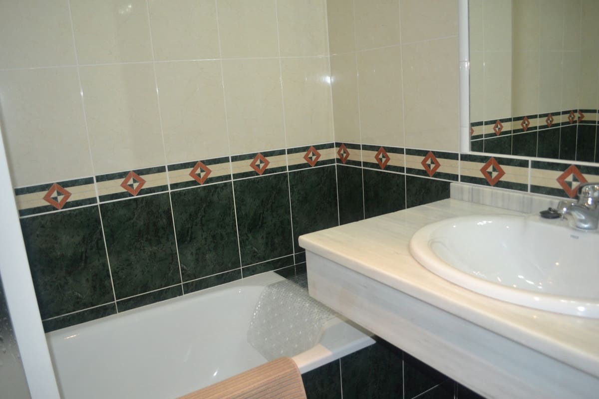 2 slaapkamer Appartement voor vakantieverhuur in Alhaurin Golf met zwembad garage - € 600 (Ref: 6721310)