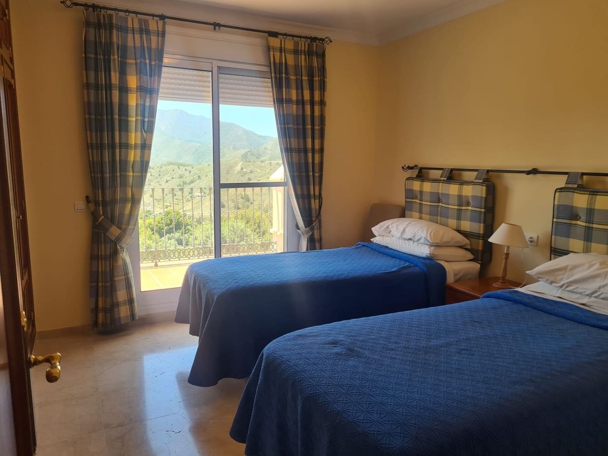 3 bedroom Semi-detached Villa for holiday rental in Alhaurin Golf with pool garage - € 560 (Ref: 6918284)