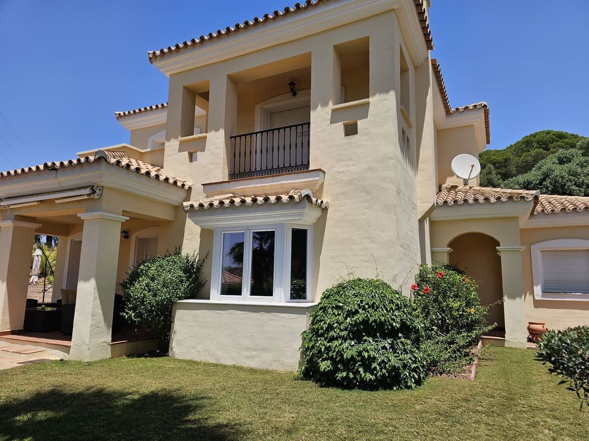 3 slaapkamer Villa voor vakantieverhuur in Alhaurin Golf met zwembad garage - € 2.275 (Ref: 8570818)