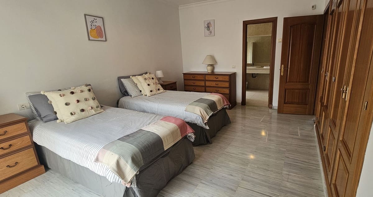 3 slaapkamer Villa voor vakantieverhuur in Alhaurin Golf met zwembad garage - € 2.275 (Ref: 8570818)