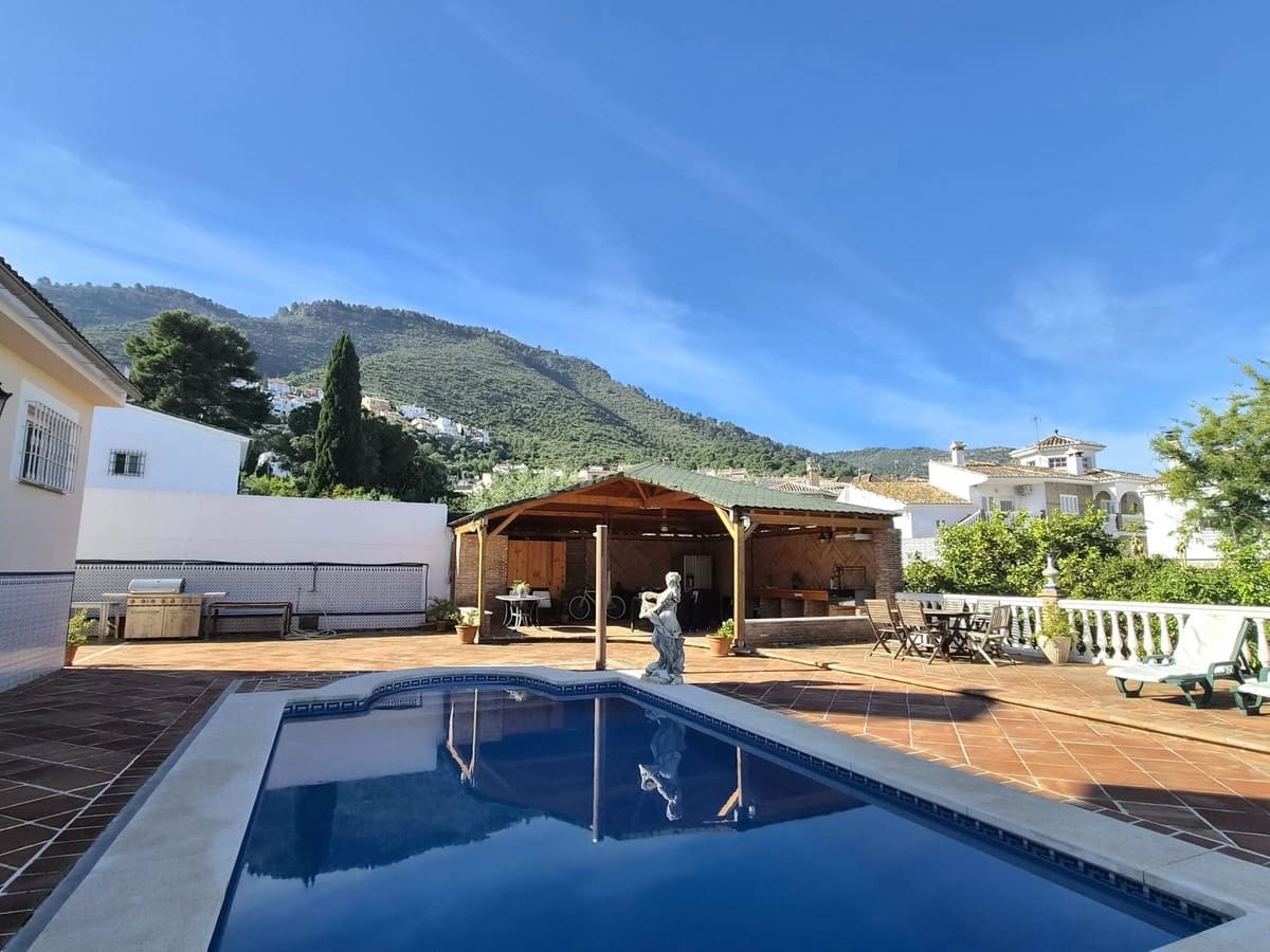 Chalet de 6 habitaciones en Alhaurín de la Torre en venta con piscina garaje - 895.000 € (Ref: 8741953)