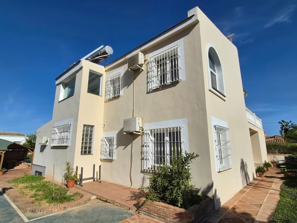 Chalet de 6 habitaciones en Alhaurín de la Torre en venta con piscina garaje - 895.000 € (Ref: 8741953)