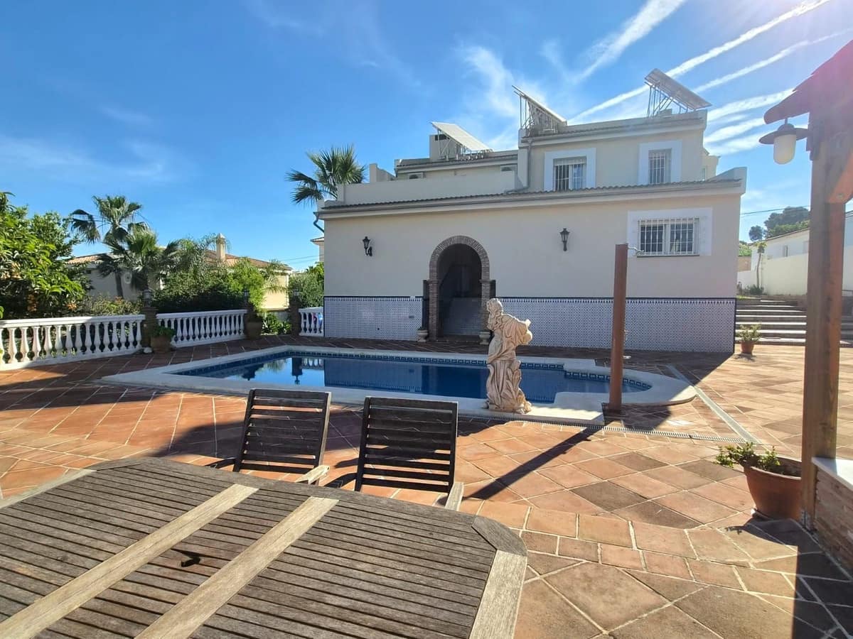 Chalet de 6 habitaciones en Alhaurín de la Torre en venta con piscina garaje - 895.000 € (Ref: 8741953)