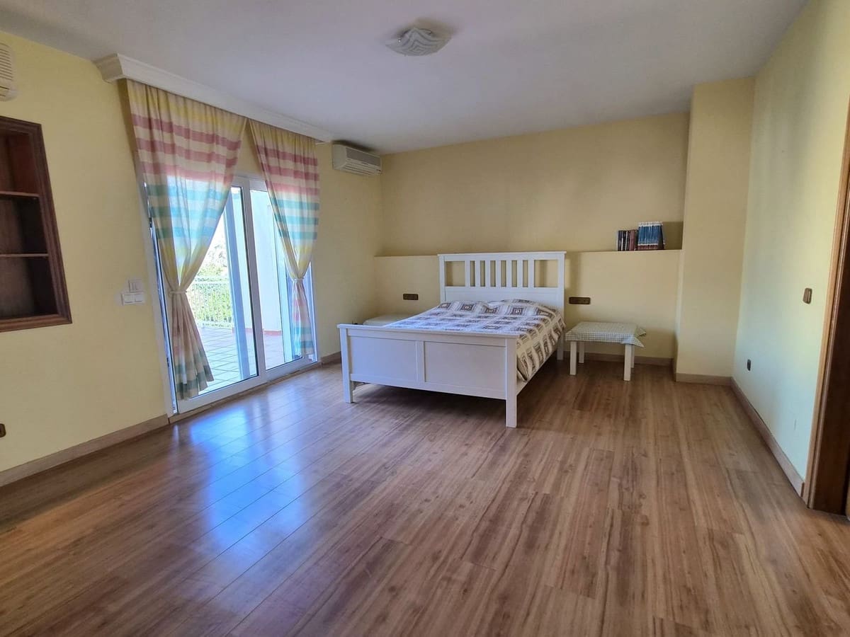 Chalet de 6 habitaciones en Alhaurín de la Torre en venta con piscina garaje - 895.000 € (Ref: 8741953)