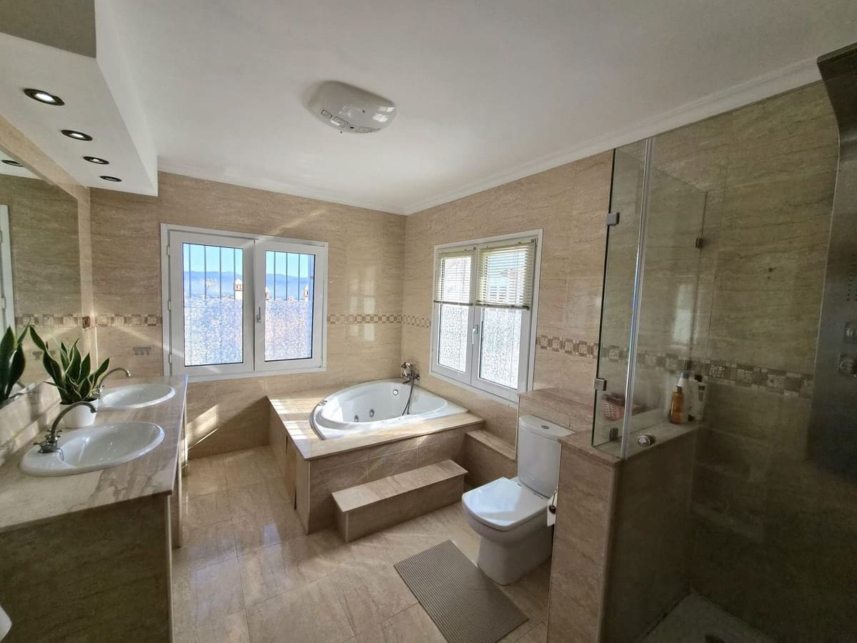 Chalet de 6 habitaciones en Alhaurín de la Torre en venta con piscina garaje - 895.000 € (Ref: 8741953)