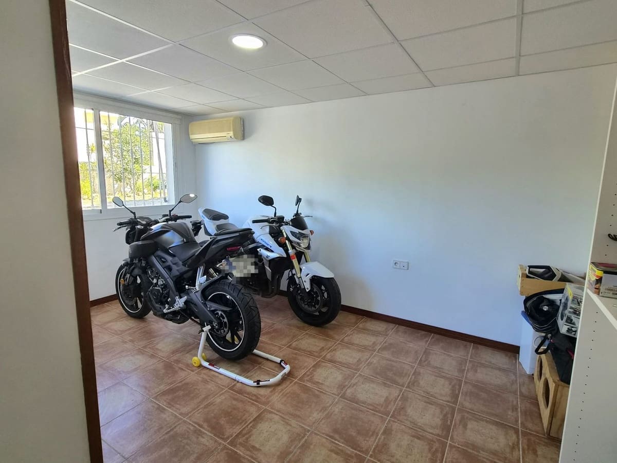 Chalet de 6 habitaciones en Alhaurín de la Torre en venta con piscina garaje - 895.000 € (Ref: 8741953)