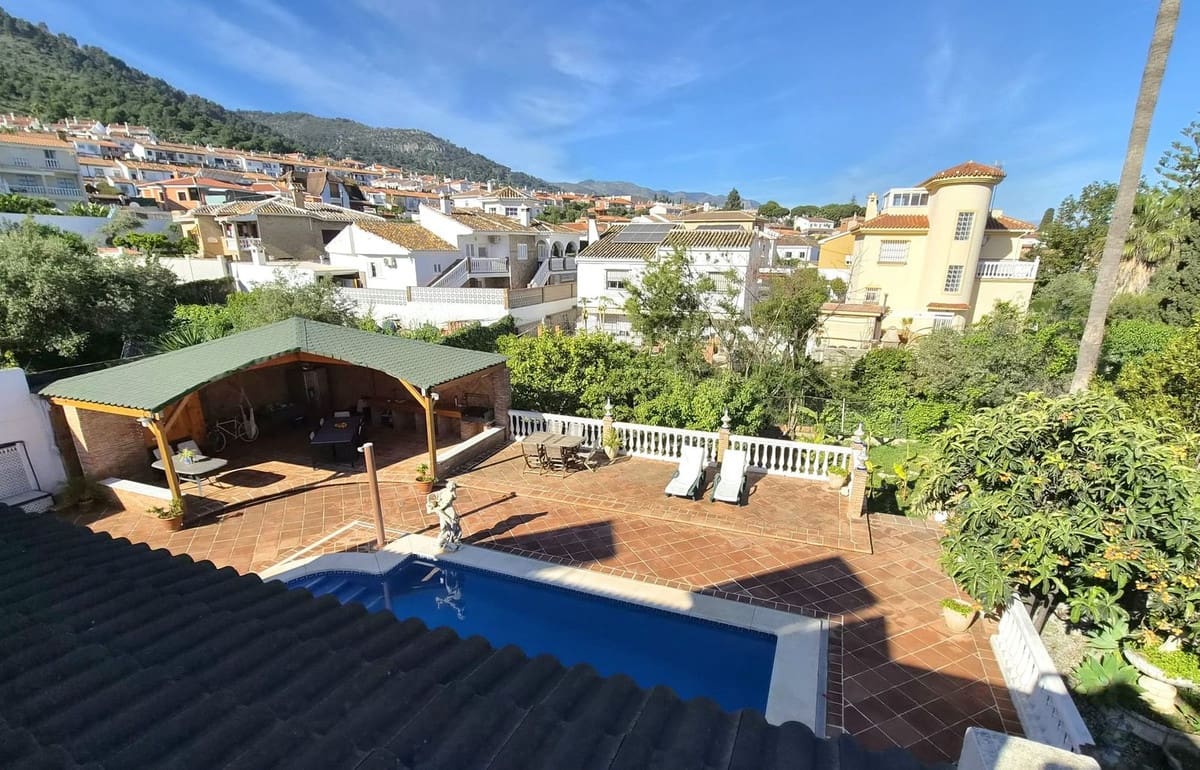 Chalet de 6 habitaciones en Alhaurín de la Torre en venta con piscina garaje - 895.000 € (Ref: 8741953)