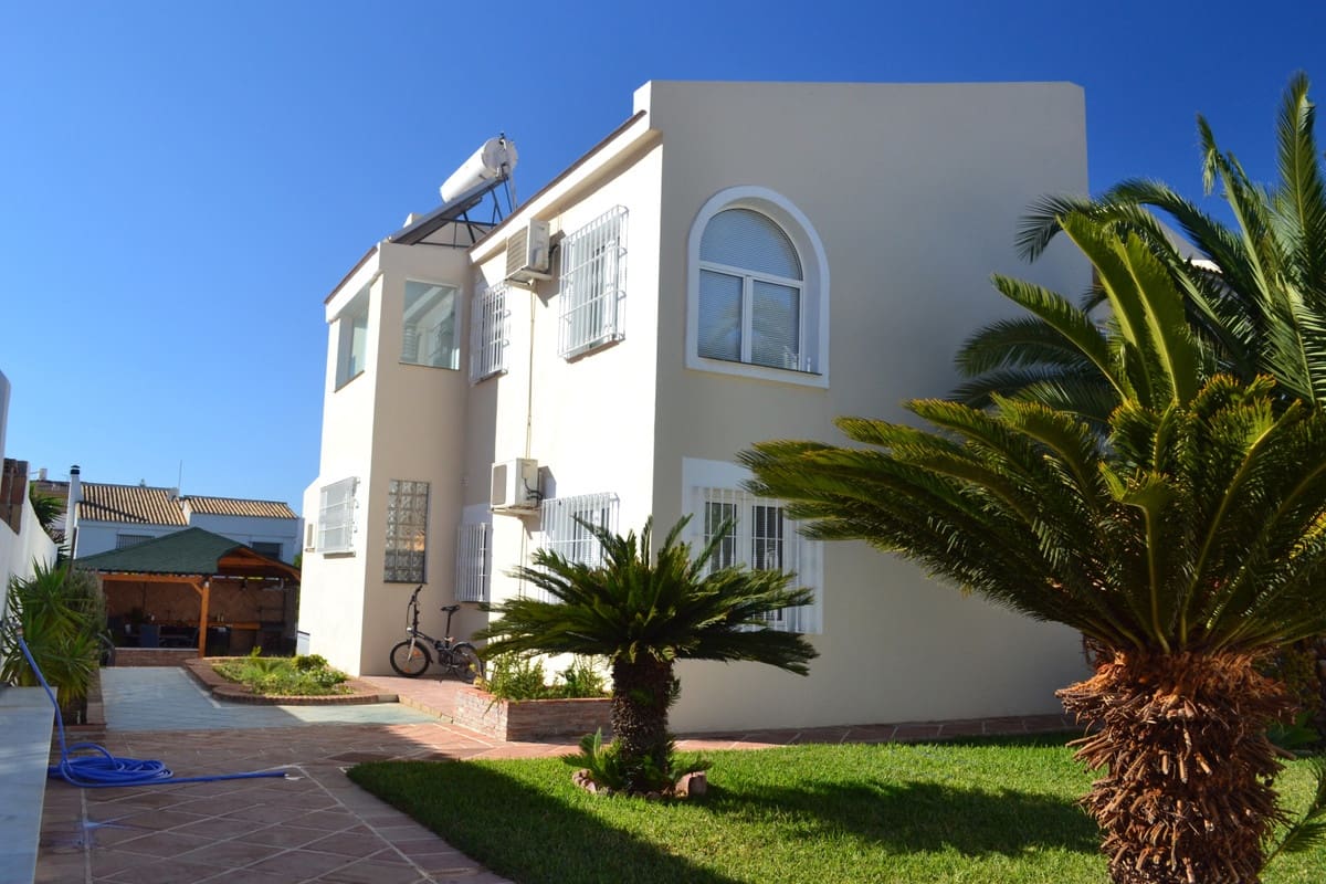 Chalet de 6 habitaciones en Alhaurín de la Torre en venta con piscina garaje - 895.000 € (Ref: 8741953)