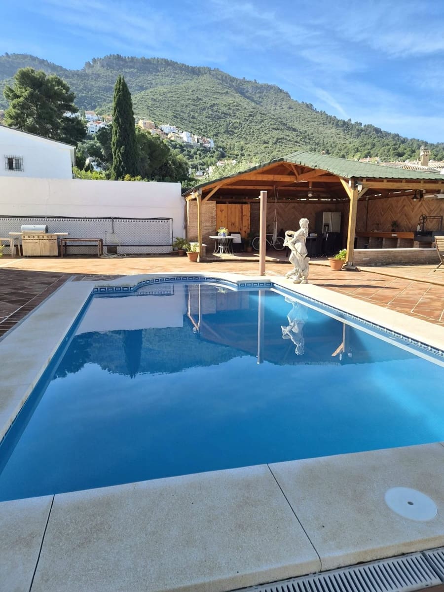Chalet de 6 habitaciones en Alhaurín de la Torre en venta con piscina garaje - 895.000 € (Ref: 8741953)