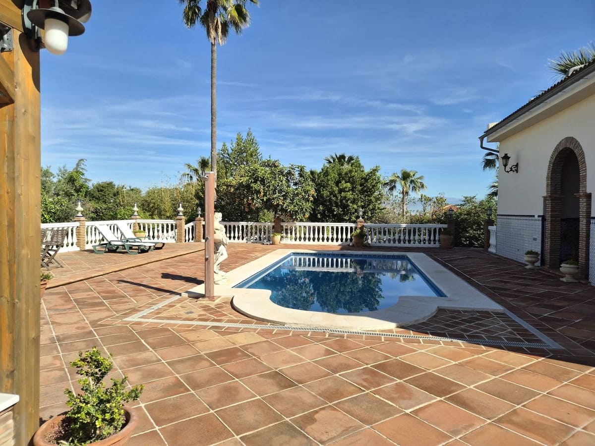 Chalet de 6 habitaciones en Alhaurín de la Torre en venta con piscina garaje - 895.000 € (Ref: 8741953)