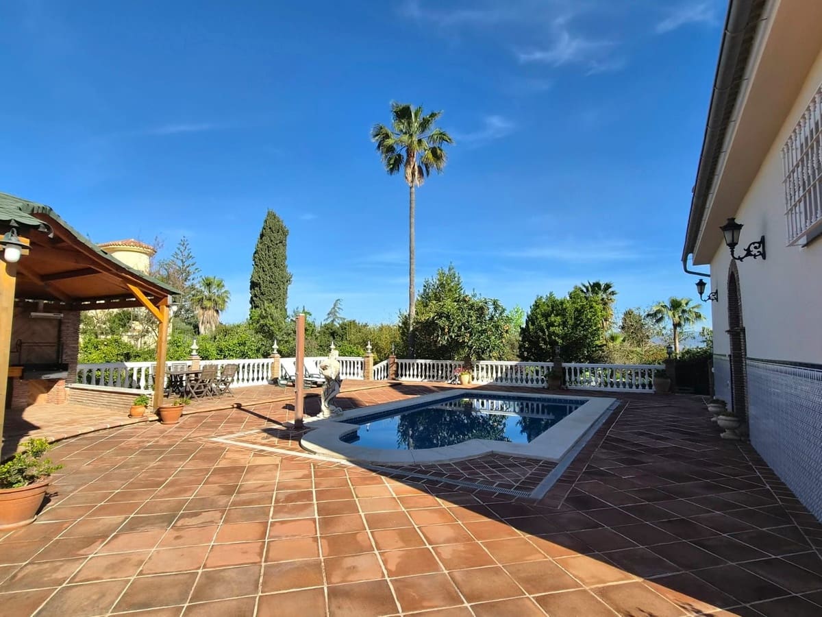 6 bedroom Villa for sale in Alhaurin de la Torre with pool garage - € 895,000 (Ref: 8741953)