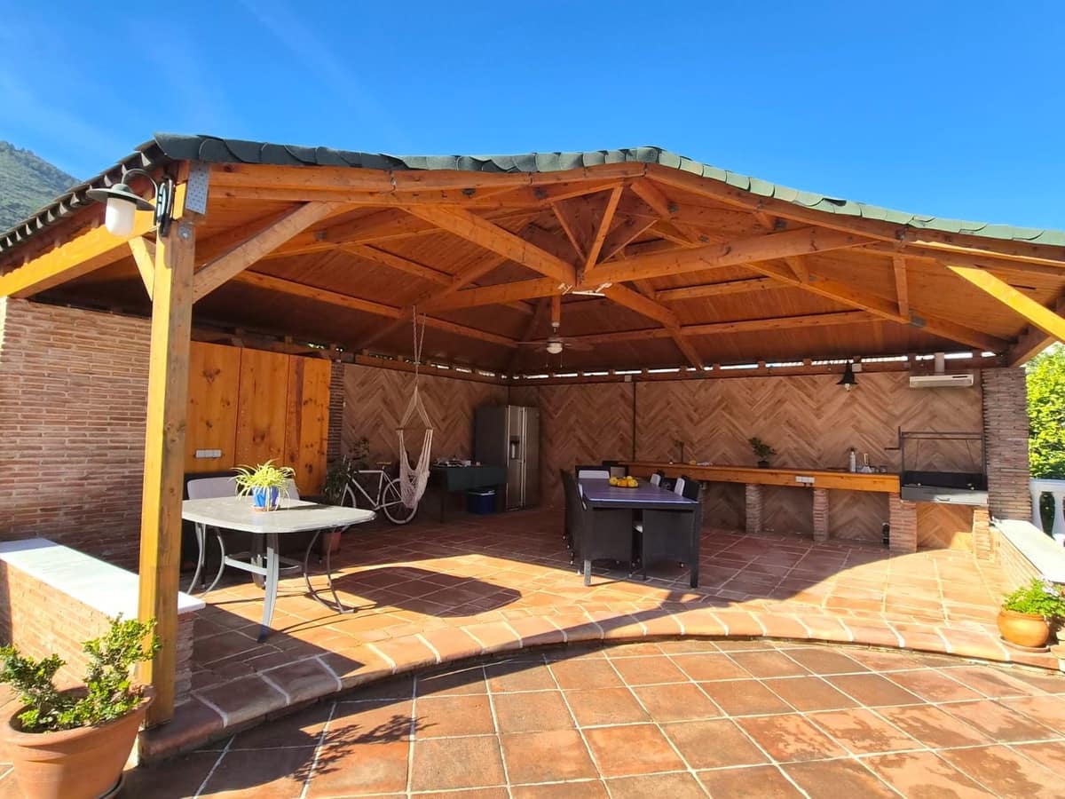 6 bedroom Villa for sale in Alhaurin de la Torre with pool garage - € 895,000 (Ref: 8741953)