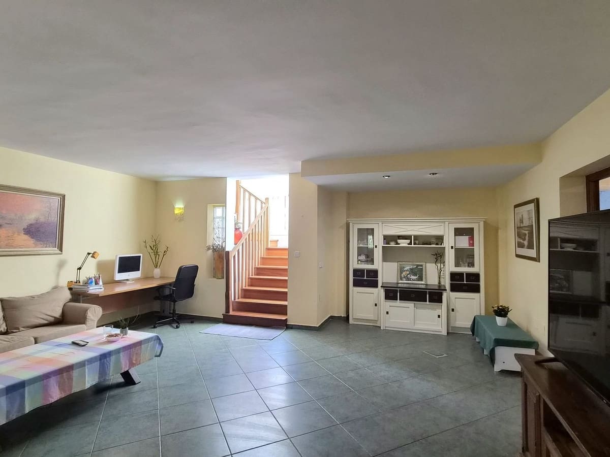 6 bedroom Villa for sale in Alhaurin de la Torre with pool garage - € 895,000 (Ref: 8741953)