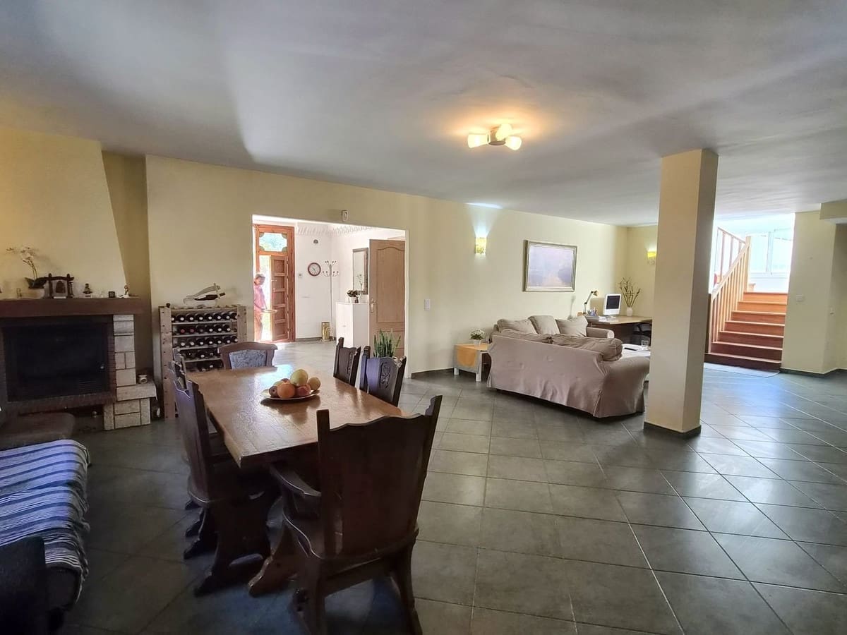 6 bedroom Villa for sale in Alhaurin de la Torre with pool garage - € 895,000 (Ref: 8741953)