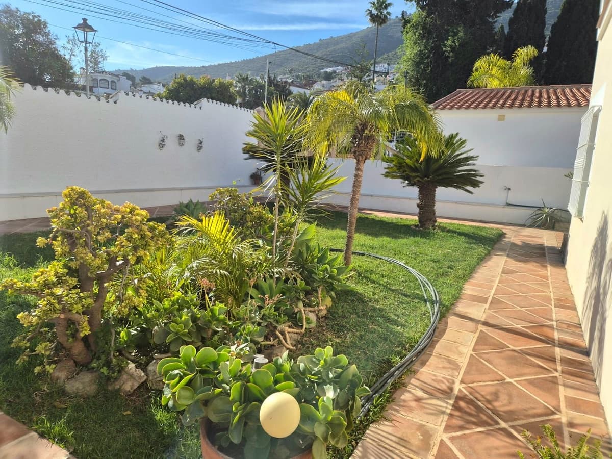 6 bedroom Villa for sale in Alhaurin de la Torre with pool garage - € 895,000 (Ref: 8741953)