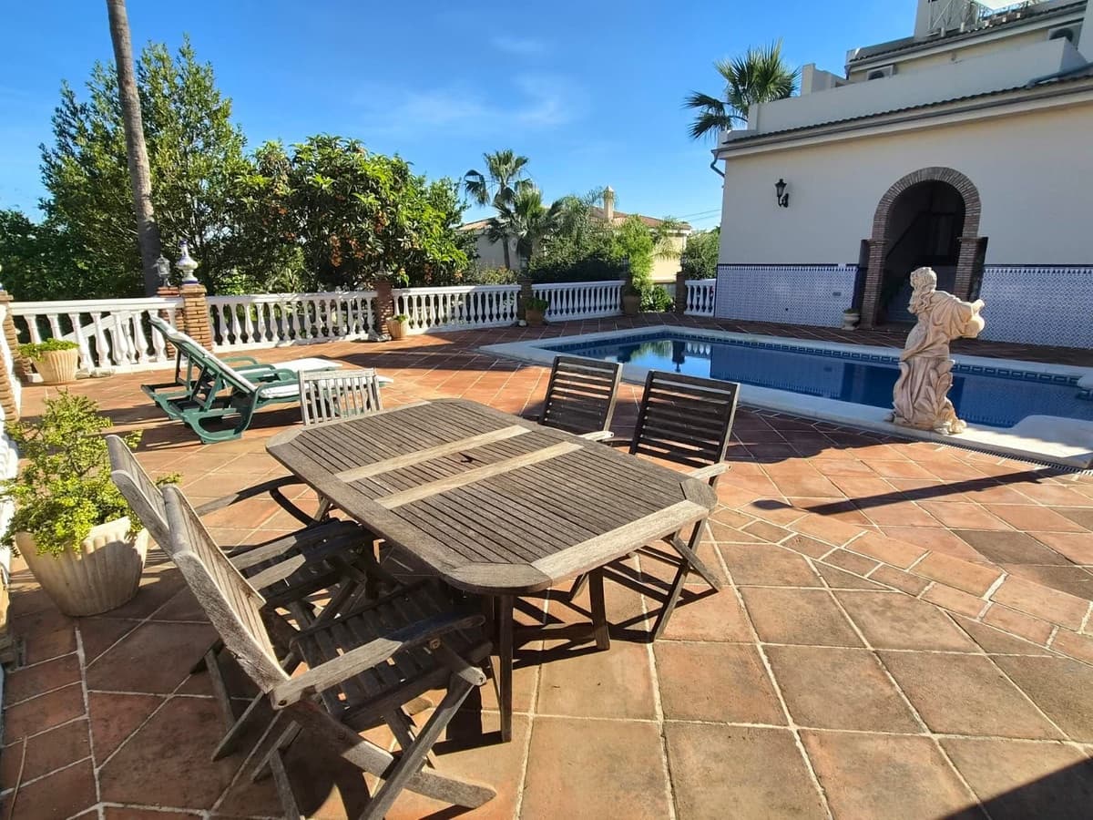 6 bedroom Villa for sale in Alhaurin de la Torre with pool garage - € 895,000 (Ref: 8741953)