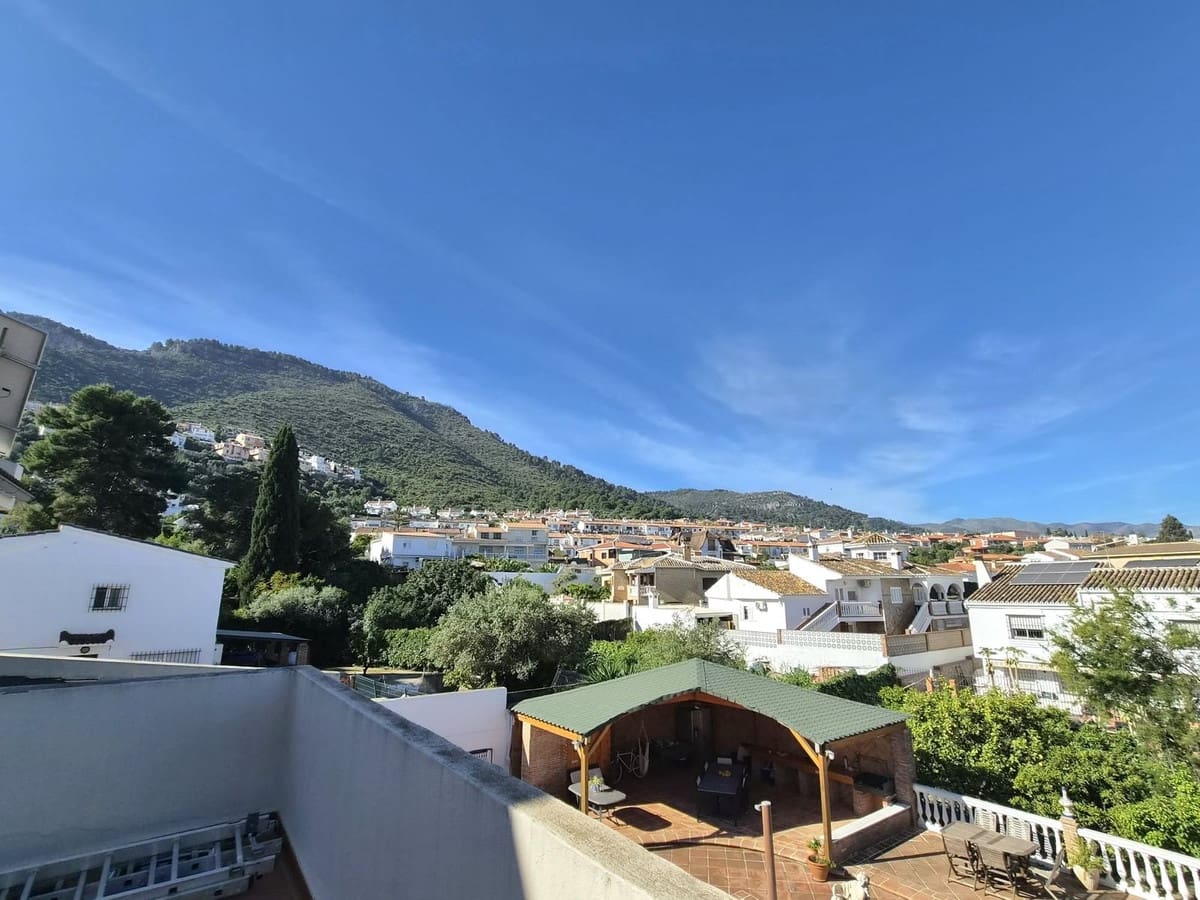 6 bedroom Villa for sale in Alhaurin de la Torre with pool garage - € 895,000 (Ref: 8741953)