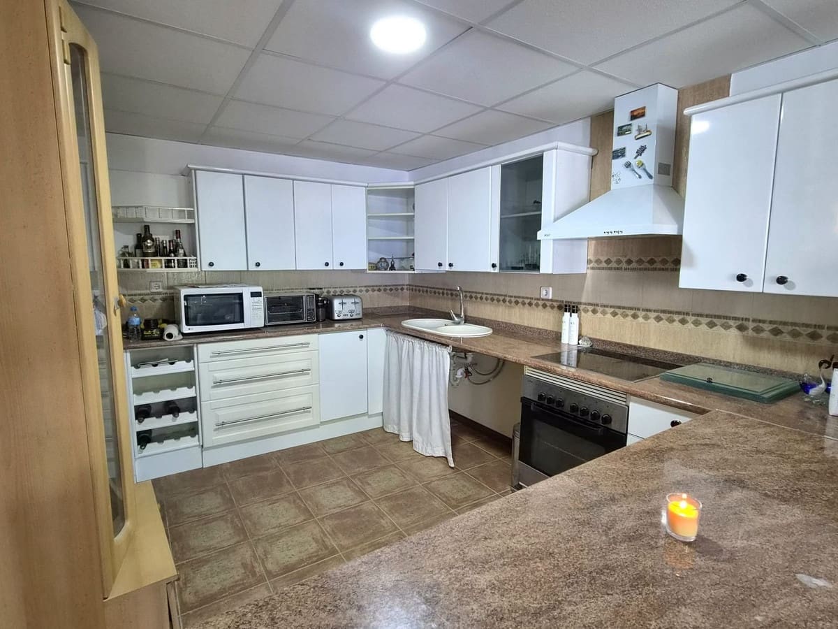 6 bedroom Villa for sale in Alhaurin de la Torre with pool garage - € 895,000 (Ref: 8741953)